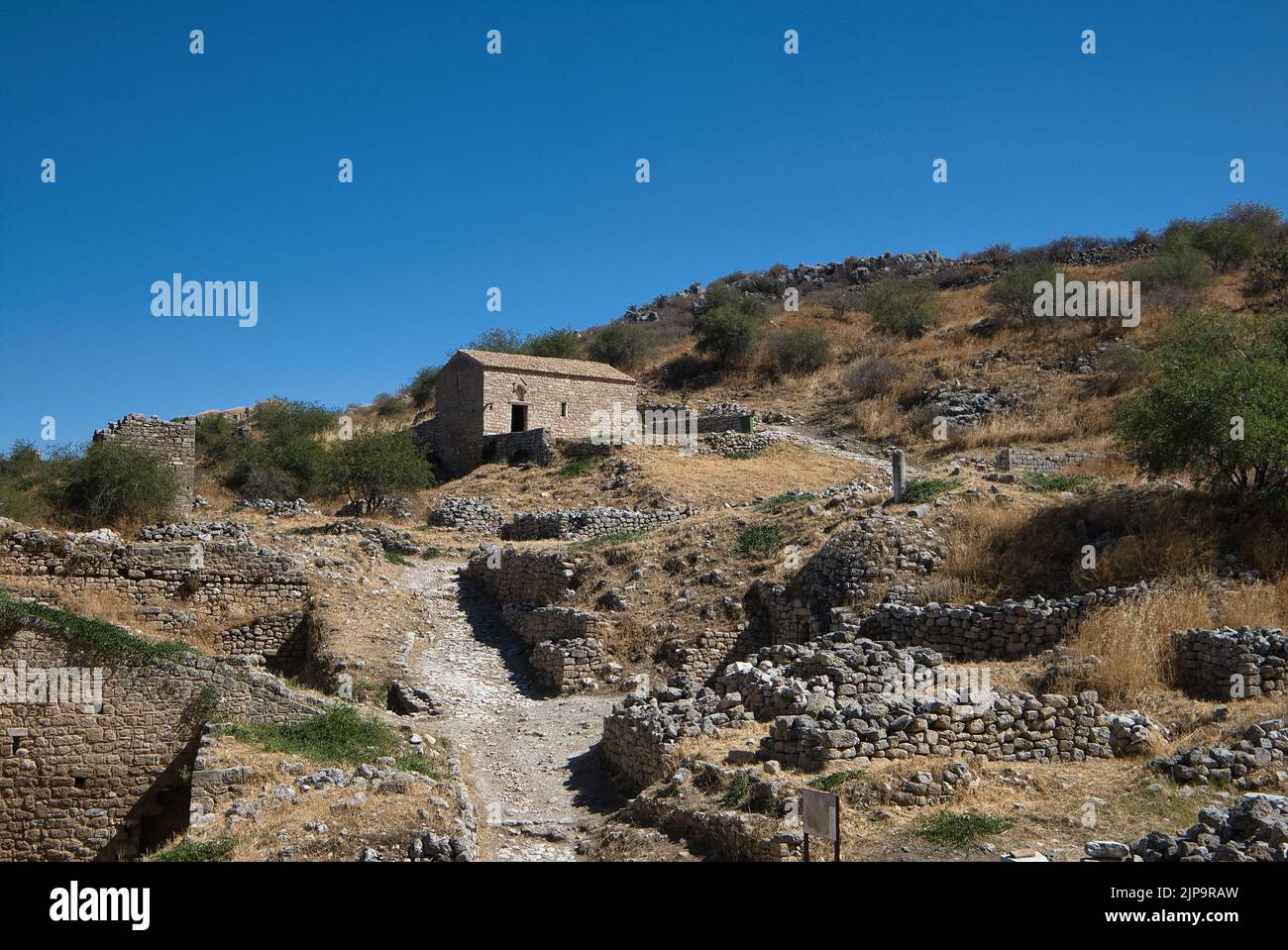 Innenansicht der historischen Stätte Acrocorinth in Korinth, Griechenland im Sommer Stockfoto