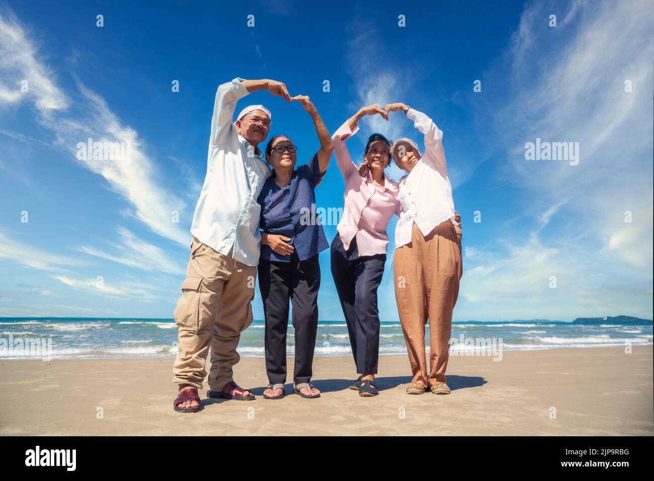 Eine Gruppe asiatischer Senioren, Männer und Frauen, die viel Spaß am Strand hatten Stockfoto