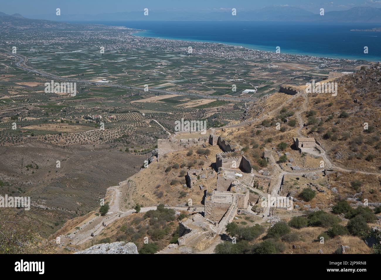 Erhöhte Ansicht des Eingangs zur historischen Stätte Acrocorinth in Korinth, Griechenland im Sommer Stockfoto