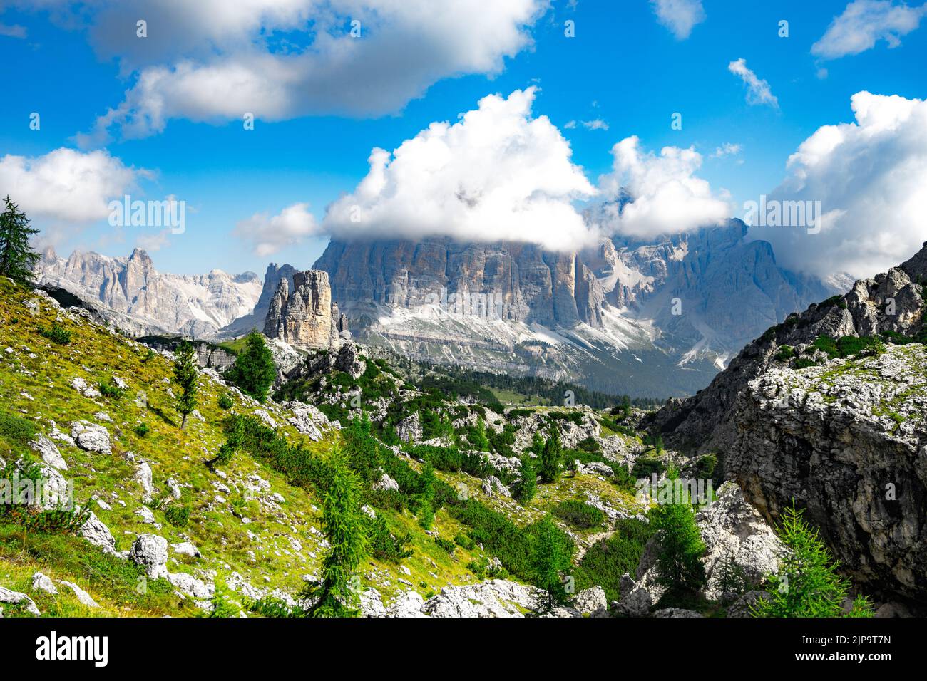 Tofana di Rozes und Cinque Torri in den Dolomiten Stockfoto