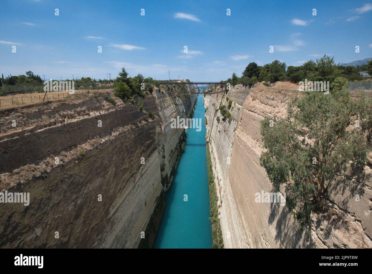 Blick auf den Kanal von Korinth in Griechenland im Sommer Stockfoto