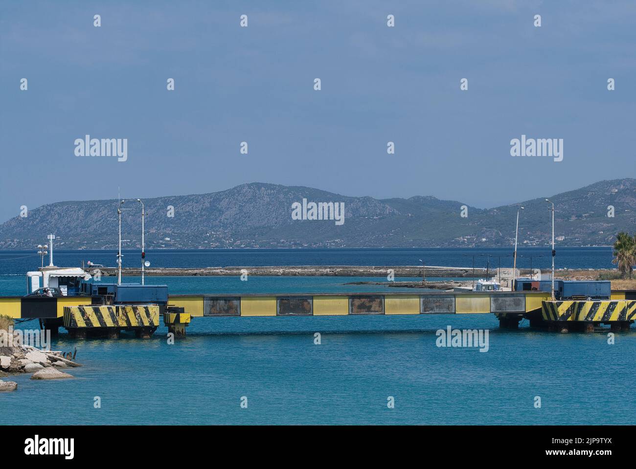 Tauchbrücke am Eingang zum Kanal von Korinth in Griechenland im Sommer Stockfoto