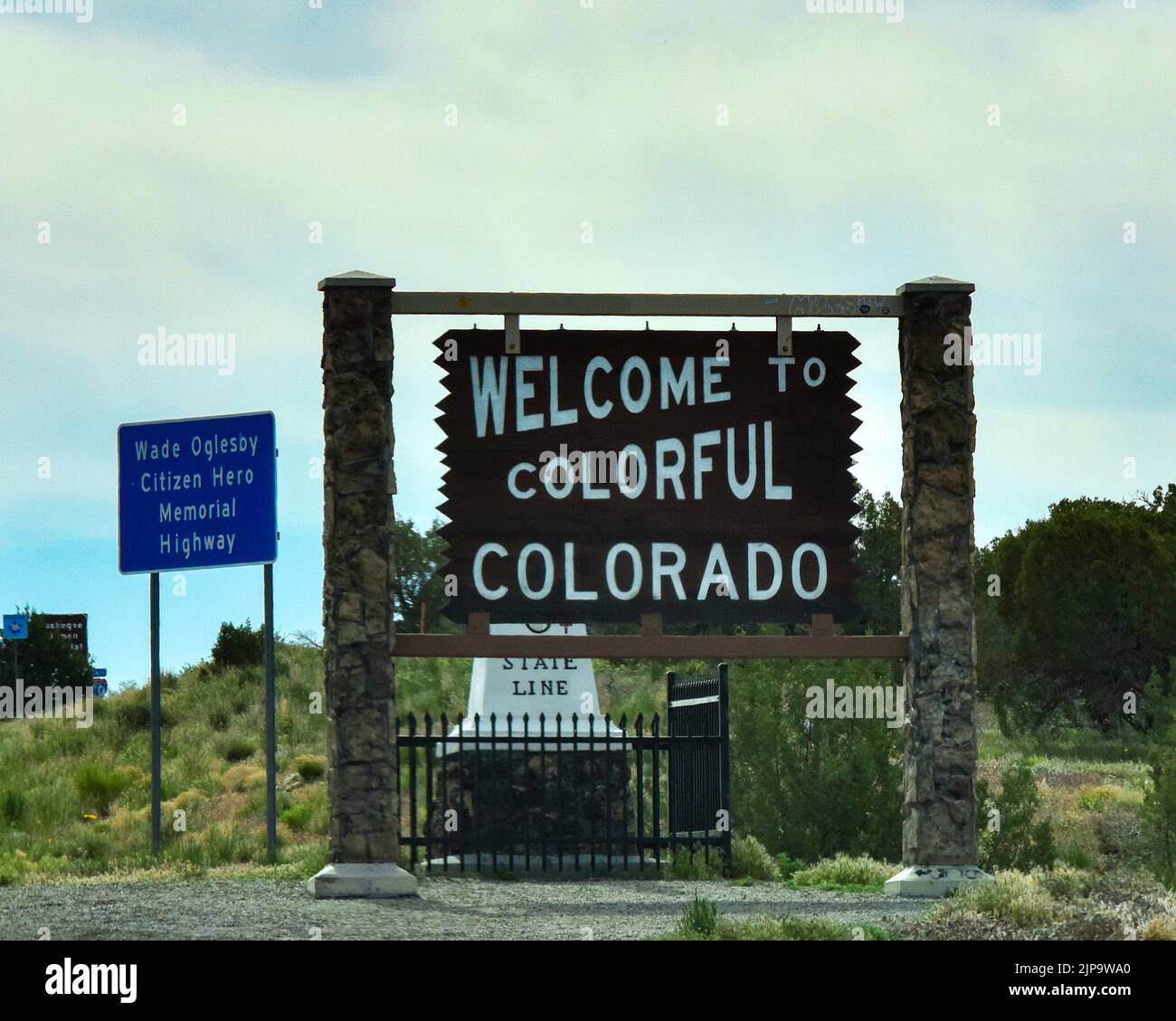 Schild an der Grenze zum Bundesstaat Colorado auf der I-70. Willkommen im farbenfrohen Colorado Stockfoto