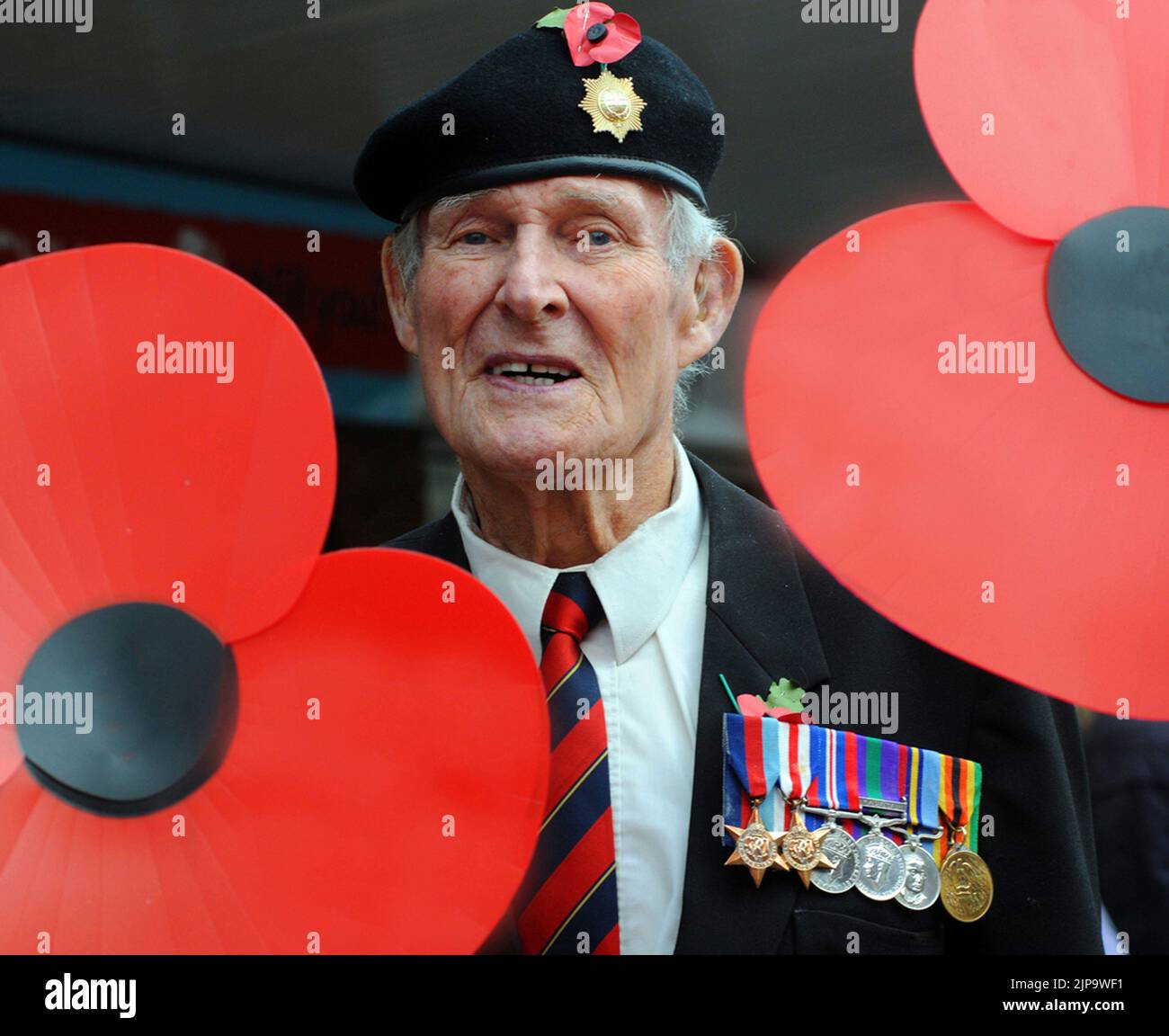 DER 84-JÄHRIGE VETERAN DES ZWEITEN WELTKRIEGS, PETER ENWRIGHT, DIENTE MIT DEN COLDSTREAM-WACHEN BEI DER PARADE ZUM GEDENKTAG IN PORTCHESTER, HANTS. BILD MIKE WALKER, MIKE WALKER BILDER,2010 Stockfoto