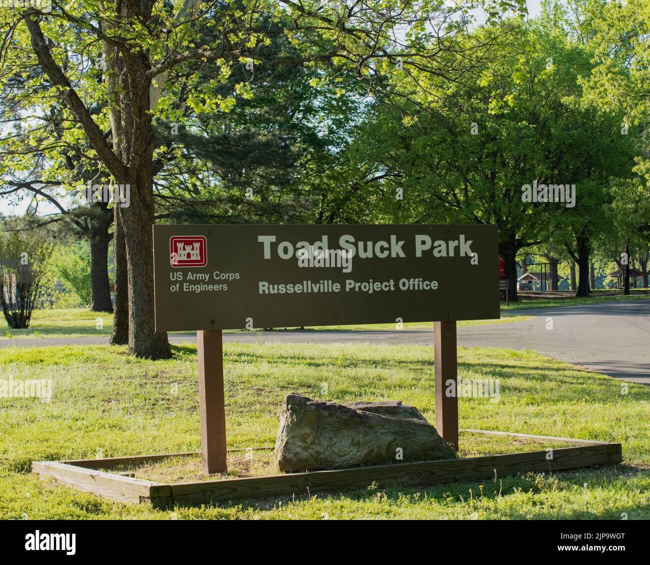 Eintrittsschild zum Toad Suck Park. Ein Park und Campingplatz des US Army Corps of Engineers am Arkansas River. Stockfoto Eintrittsschild zum Toad Suck Park. Ein Park und Campingplatz des US Army Corps of Engineers am Arkansas River. Stockfoto
