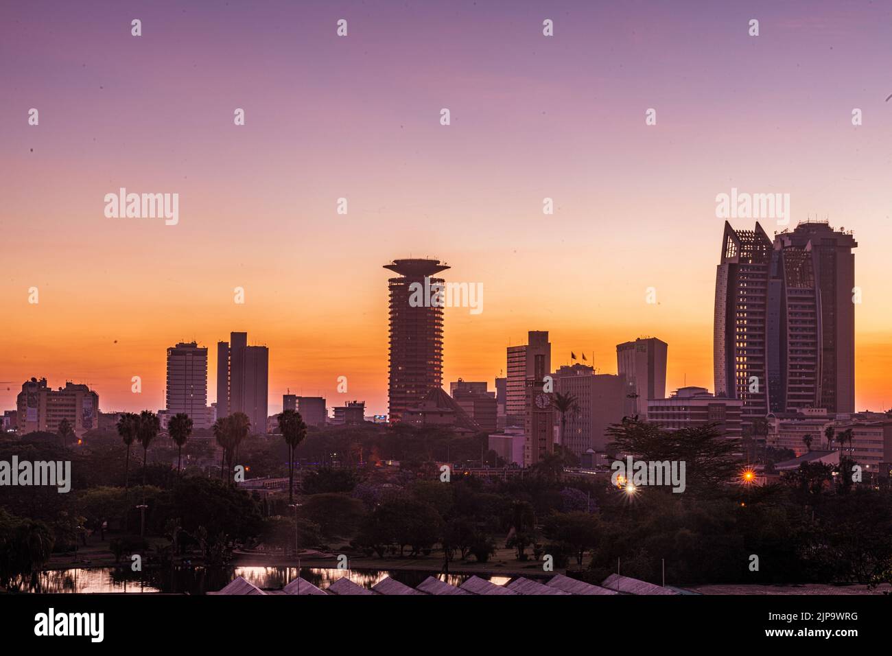 Nairobi City County Kenyas Hauptstadt Ostafrikas, moderne architektonische Hochhäuser Büros Skyline, Wolkenkratzer, Stadtansichten, magische Panorama SC Stockfoto
