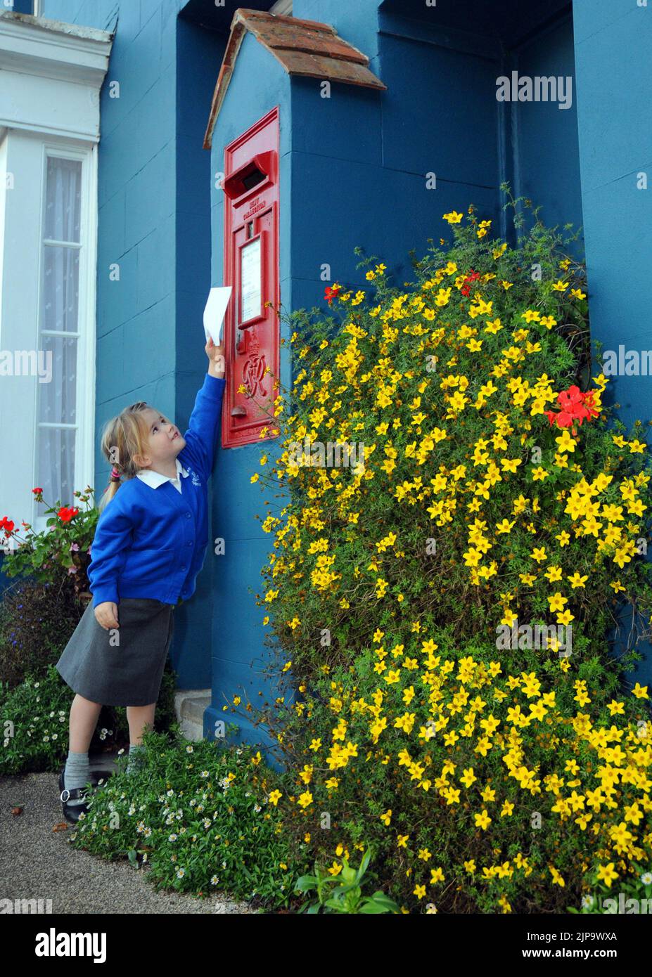 Mit nur wenigen Tagen bis zum letzten Posting-Datum in Australien für Weihnachten ist die Post-Box im Dorf Portchester, immer noch eine Flamme der Farbe von Sommerblumen, aber der kleine 4-jährige May Hepburn braucht Hilfe, um einen Brief zu posten. Pic Mike Walker,2010 Mike Walker Pictures, Stockfoto