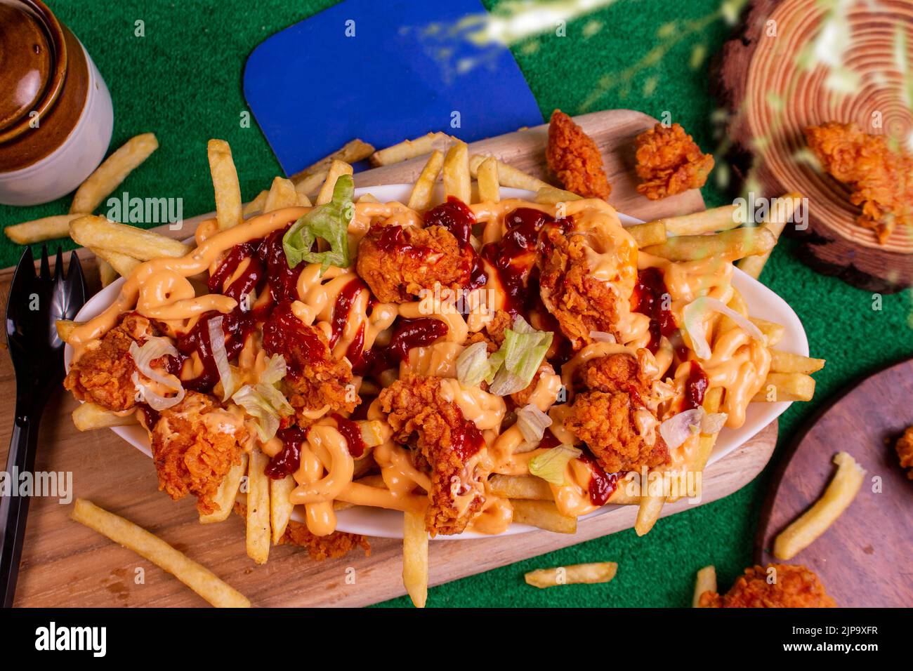 Gericht mit KITSCHIGEN POPCORN-POMMES im Café-Restaurant. Amerikanisches Fast-Food-Gericht, bestehend aus pommes Frites mit Käse. Stockfoto