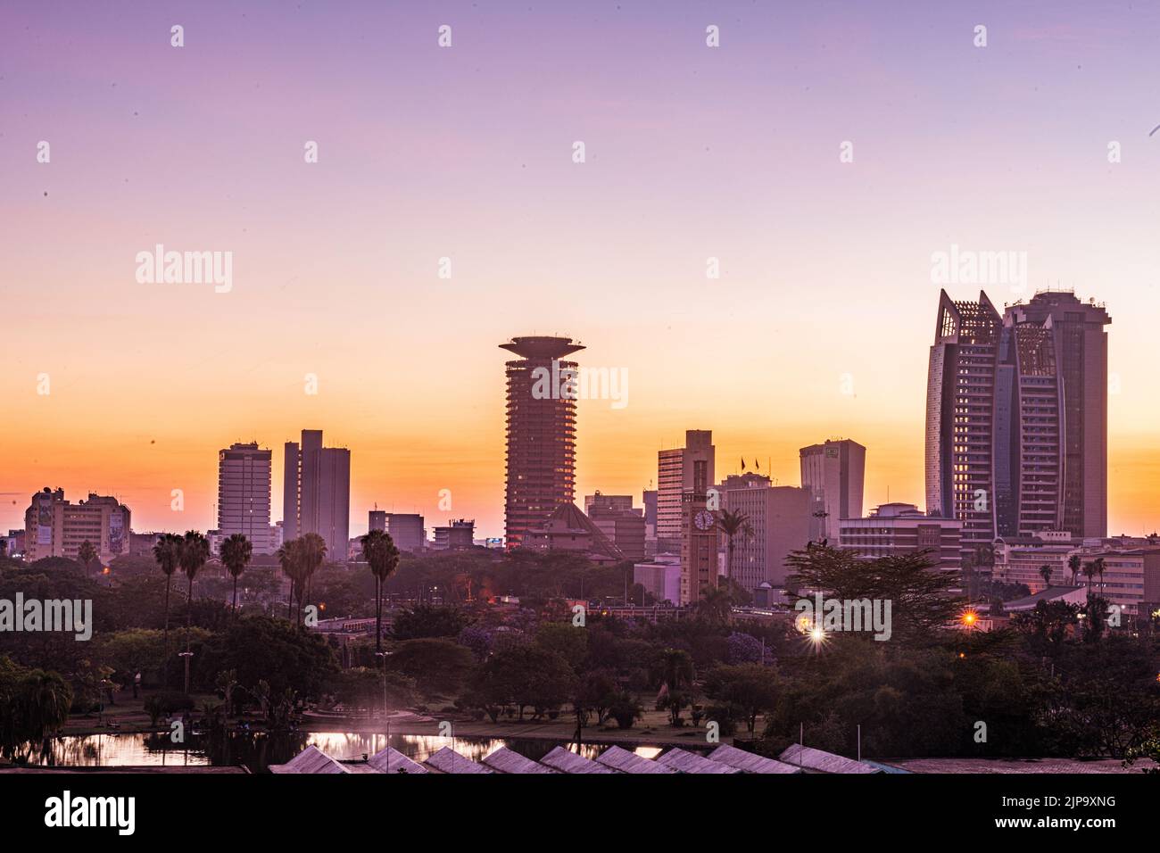 Nairobi City County Kenyas Hauptstadt Ostafrikas, moderne architektonische Hochhäuser Büros Skyline, Wolkenkratzer, Stadtansichten, magische Panorama SC Stockfoto