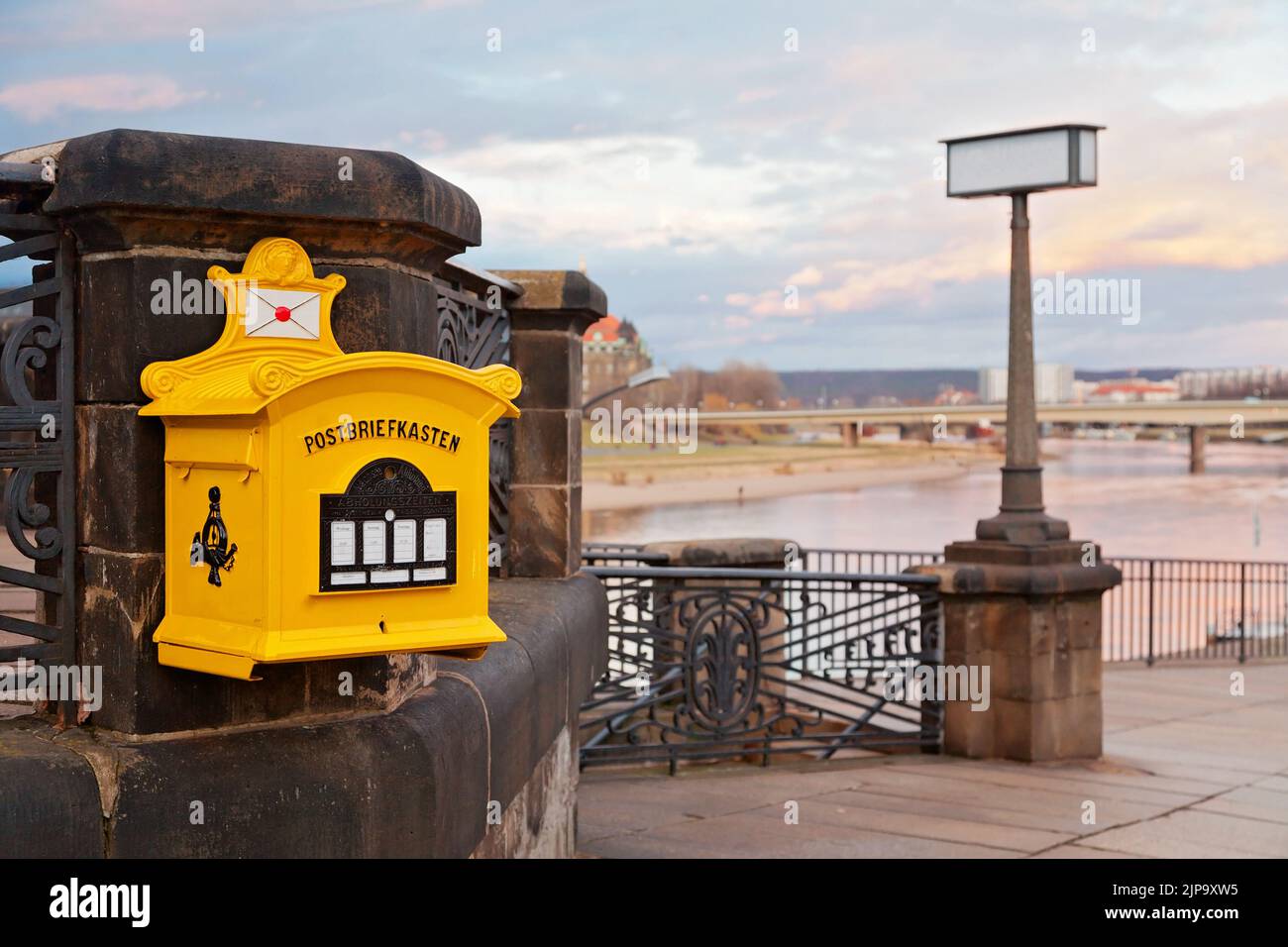 Der alte Briefkasten für die Touristen in Dresden Stockfoto