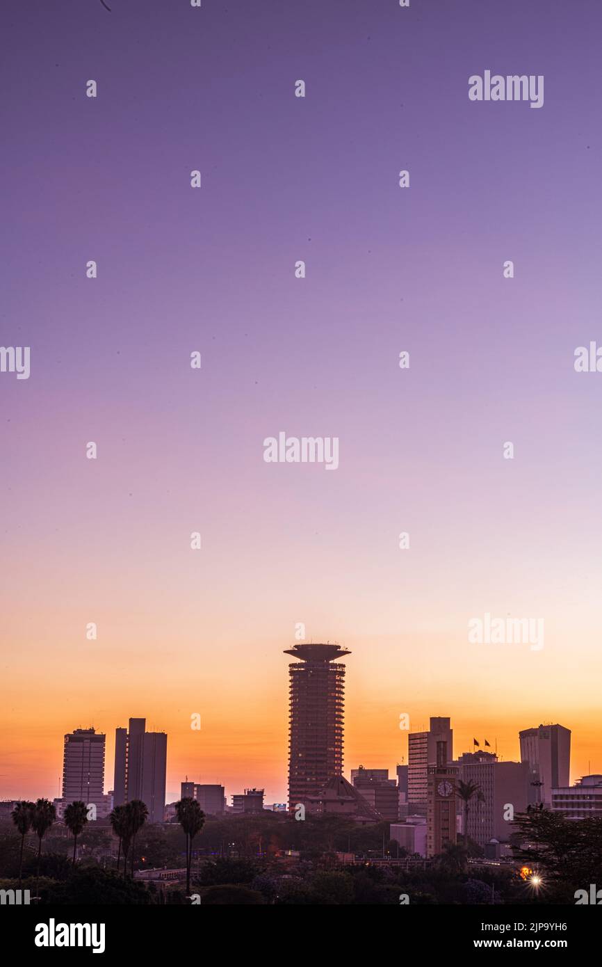 Nairobi City County Kenyas Hauptstadt Ostafrikas, moderne architektonische Hochhäuser Büros Skyline, Wolkenkratzer, Stadtansichten, magische Panorama SC Stockfoto