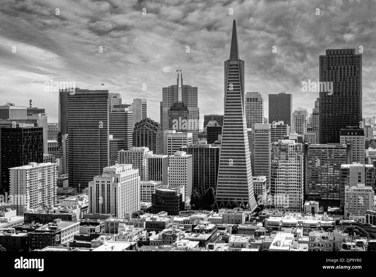 San Francisco- Transamerica Building - Ca. 2013. Die Transamerica Pyramid ist ein 48-stöckiges futuristisches Wolkenkratzer. Stockfoto
