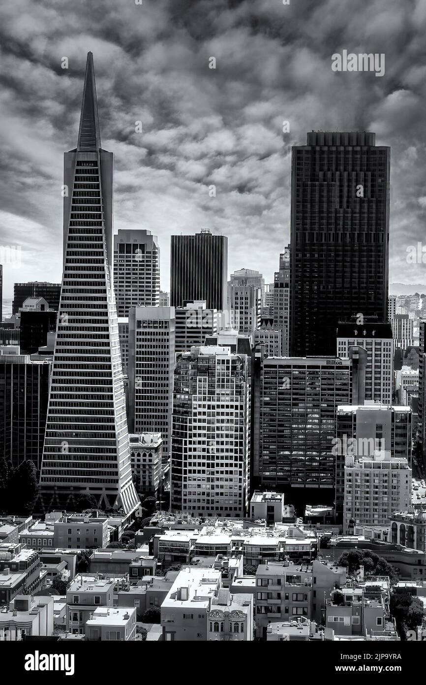 San Francisco- Transamerica Building - Ca. 2013. Die Transamerica Pyramid ist ein 48-stöckiges futuristisches Wolkenkratzer. Stockfoto