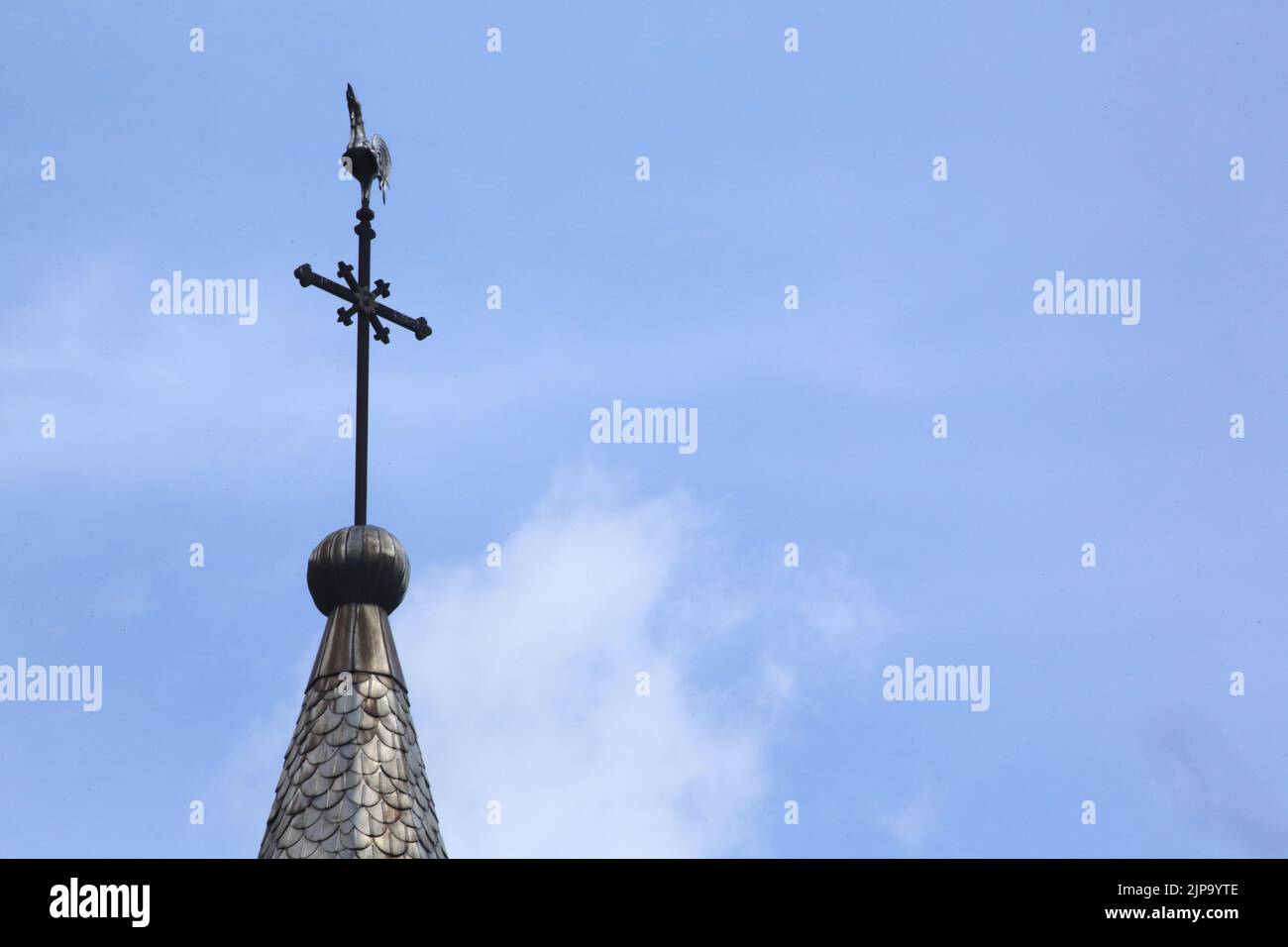 Croix sur le toit du clocher. Eglise Notre-Dame de la Gorge. Les Contamines-Montajoie. Haute-Savoie. Auvergne-Rhône-Alpes. Frankreich. Europa. Stockfoto