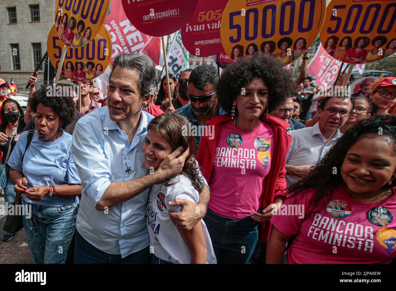 SP - Sao Paulo - 08/16/2022 - SAO PAULO, FERNANDO HADDAD, SPAZIERGANG - zum offiziellen Start der Kampagne, Der Kandidat für die Regierung des Staates Sao Paulo Fernando Haddad (PT) machte einen Spaziergang mit Frauen an diesem Dienstagmorgen. Fair (16) in der Altstadt von Sao Paulo. Auf dem Weg von Praca do Patriarca zum Stadttheater nahmen Hunderte von Aktivisten Teil, und in Anwesenheit von Janja Lula da Silva, Ehefrau des ehemaligen Präsidenten Lula, Lucia Franca, Vizegouverneur-Kandidatin auf dem Ticket mit Fernando Haddad und Lu Alckmin, Frau des Vizepräsidenten Geraldo Alckmin. Phot Stockfoto