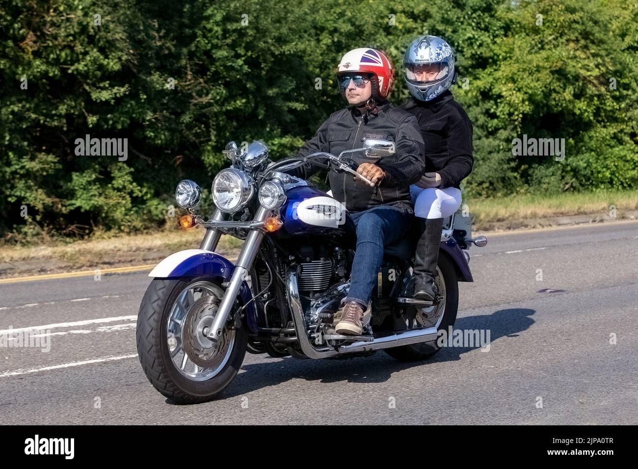 2013 blau 865cc Triumph Motorrad mit Sozius Beifahrer Stockfoto