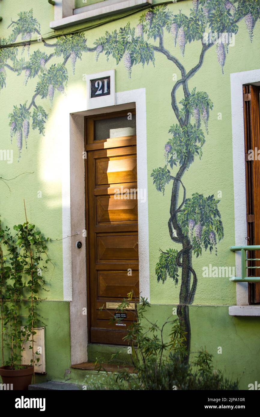 Frankreich. Paris (75) 12. Arrondissement. Die bunten Fassaden der Häuser in der rue Cremieux. Diese Straße ist zweifellos eine der buntesten Straßen Stockfoto