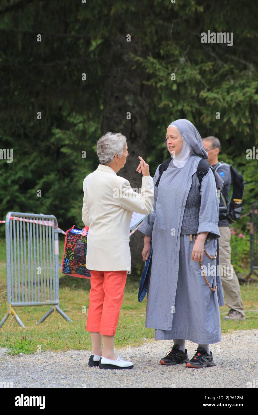 Confession d'une fidèle auprès d'une religieuse. Messe du 15 août en plein air. Notre-Dame de la Gorge. Les Contamines-Montajoie. Haute-Savoie. Auverg Stockfoto