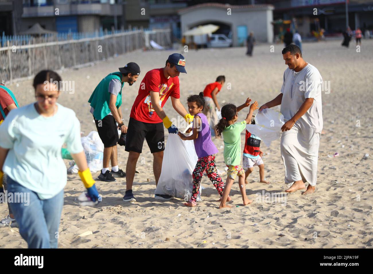 (220816) -- ALEXANDRIA, 16. August 2022 (Xinhua) -- am Strand in Alexandria, Ägypten, sammeln Menschen Abfall, 13. August 2022. An den Stränden in der ägyptischen Stadt Alexandria sieht man in der Regel eine Gruppe ägyptischer junger Menschen, die grüne und weiße Plastiktüten halten, um die verstreuten Abfälle zu sammeln. Sie nehmen an einer Aufräumkampagne Teil, die von Banlastic Egypt organisiert wird, einem Umweltprojekt, das von einer Jugendgruppe in der mediterranen Stadt ins Leben gerufen wurde. Das Projekt zielt darauf ab, das Bewusstsein der Öffentlichkeit für die Verschmutzung durch Plastik zu schärfen und zu zeigen, wie Einweg-Plastikmüll das Leben im Meer schadet, wenn er schließlich landet Stockfoto