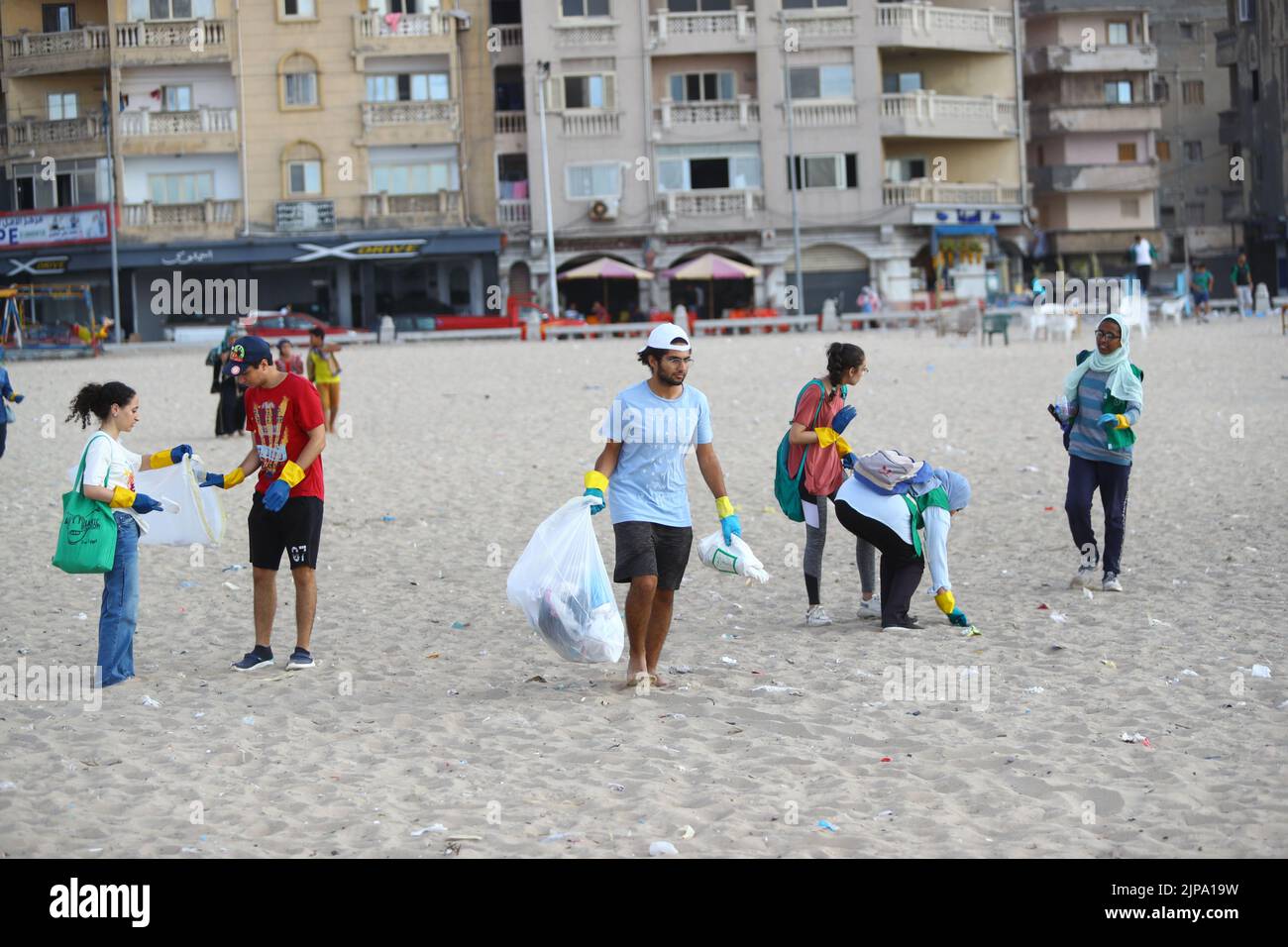 (220816) -- ALEXANDRIA, 16. August 2022 (Xinhua) -- am Strand in Alexandria, Ägypten, sammeln Menschen Abfall, 13. August 2022. An den Stränden in der ägyptischen Stadt Alexandria sieht man in der Regel eine Gruppe ägyptischer junger Menschen, die grüne und weiße Plastiktüten halten, um die verstreuten Abfälle zu sammeln. Sie nehmen an einer Aufräumkampagne Teil, die von Banlastic Egypt organisiert wird, einem Umweltprojekt, das von einer Jugendgruppe in der mediterranen Stadt ins Leben gerufen wurde. Das Projekt zielt darauf ab, das Bewusstsein der Öffentlichkeit für die Verschmutzung durch Plastik zu schärfen und zu zeigen, wie Einweg-Plastikmüll das Leben im Meer schadet, wenn er schließlich landet Stockfoto