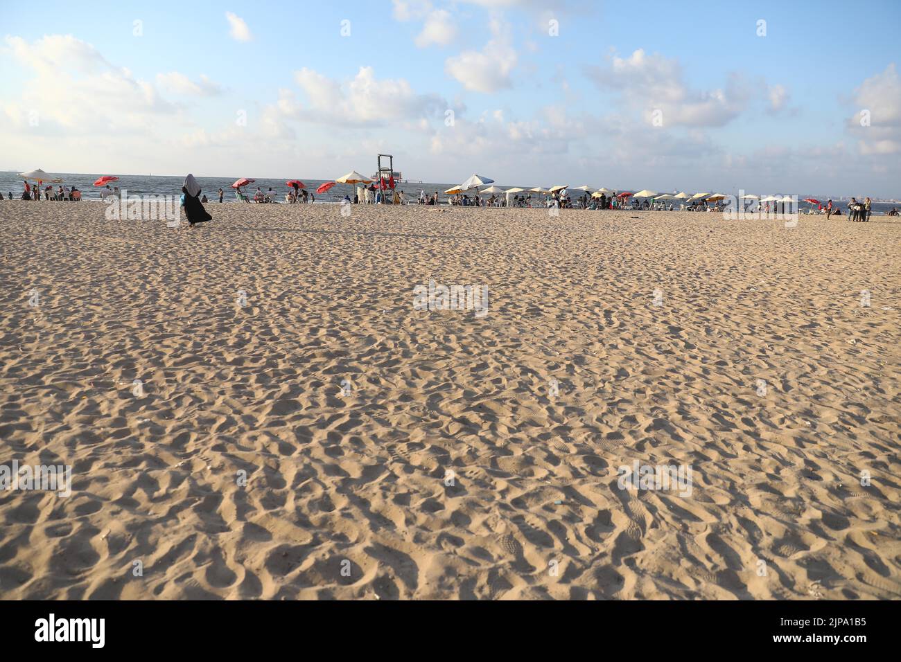 (220816) -- ALEXANDRIA, 16. August 2022 (Xinhua) -- das Foto vom 13. August 2022 zeigt einen Strand nach der Aufräumkampagne in Alexandria, Ägypten. An den Stränden in der ägyptischen Stadt Alexandria sieht man in der Regel eine Gruppe ägyptischer junger Menschen, die grüne und weiße Plastiktüten halten, um die verstreuten Abfälle zu sammeln. Sie nehmen an einer Aufräumkampagne Teil, die von Banlastic Egypt organisiert wird, einem Umweltprojekt, das von einer Jugendgruppe in der mediterranen Stadt ins Leben gerufen wurde. Das Projekt zielt darauf ab, das Bewusstsein der Öffentlichkeit für die Verschmutzung durch Plastik zu schärfen und zu zeigen, wie Einweg-Plastikmüll das Leben im Meer schadet, wenn es dazu kommt Stockfoto