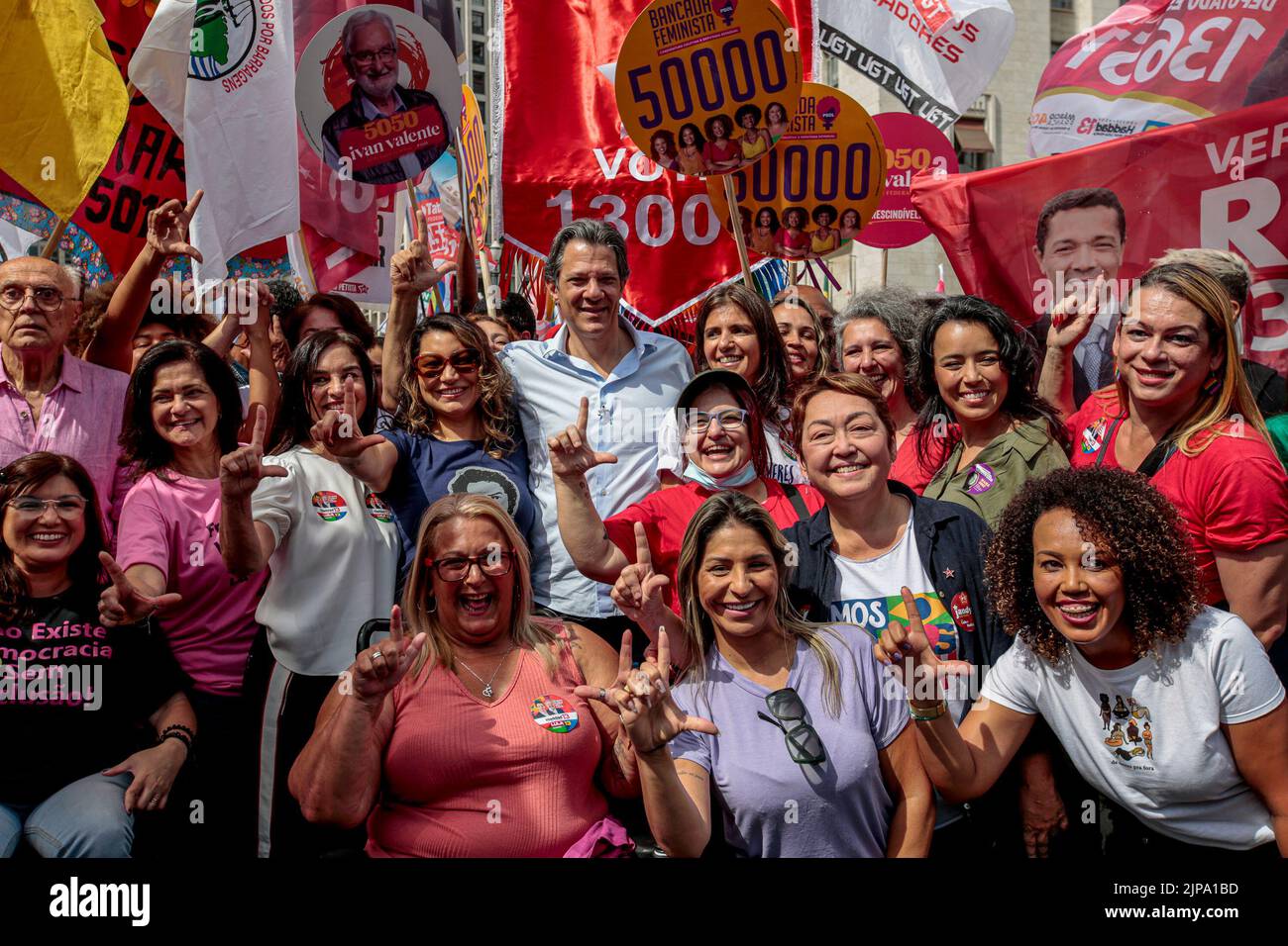 SP - Sao Paulo - 08/16/2022 - SAO PAULO, FERNANDO HADDAD, SPAZIERGANG - zum offiziellen Start der Kampagne, Der Kandidat für die Regierung des Staates Sao Paulo Fernando Haddad (PT) machte einen Spaziergang mit Frauen an diesem Dienstagmorgen. Fair (16) in der Altstadt von Sao Paulo. Auf dem Weg von Praca do Patriarca zum Stadttheater nahmen Hunderte von Aktivisten Teil, und in Anwesenheit von Janja Lula da Silva, Ehefrau des ehemaligen Präsidenten Lula, Lucia Franca, Vizegouverneur-Kandidatin auf dem Ticket mit Fernando Haddad und Lu Alckmin, Frau des Vizepräsidenten Geraldo Alckmin. Phot Stockfoto