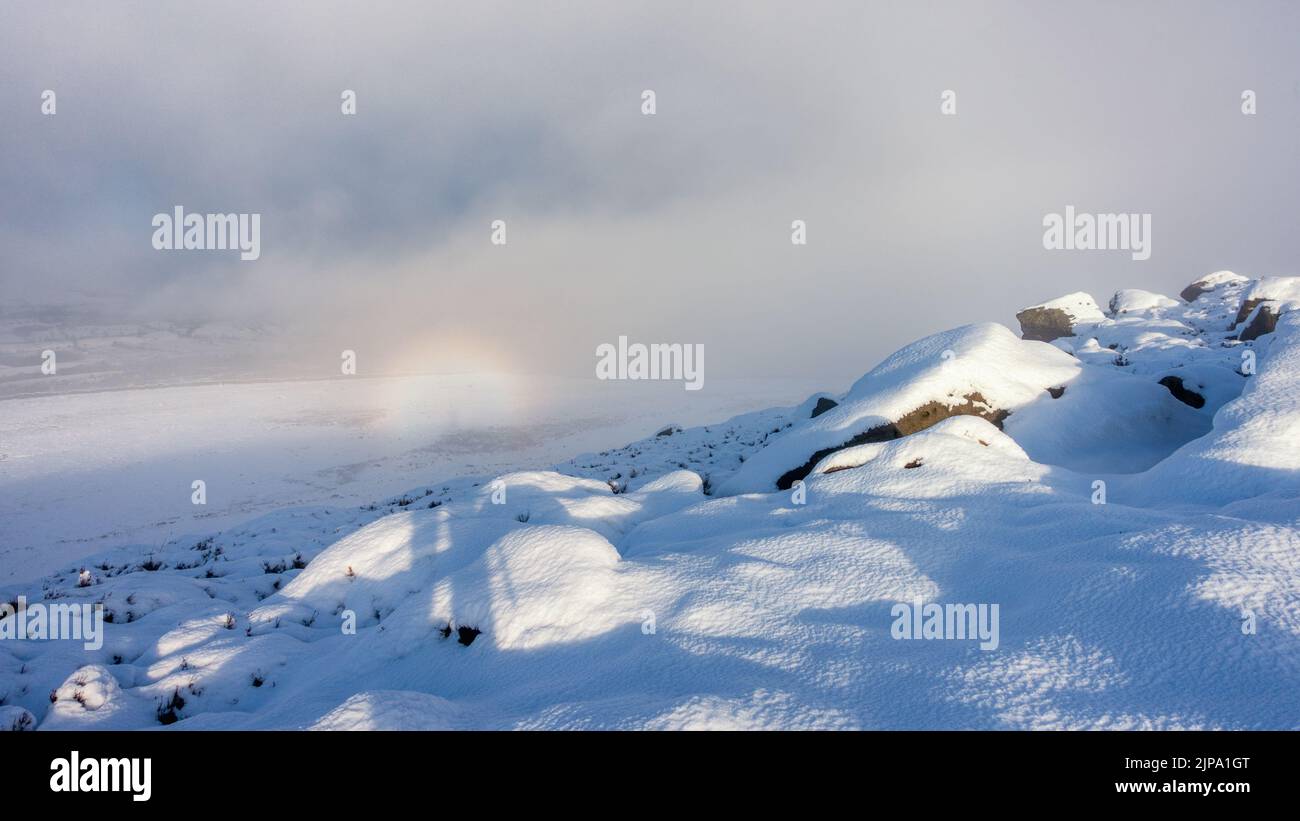 Seltene Sichtung eines Brocken Gespenst im Abendlicht an einem verschneiten Tag auf Burley Moor in der Nähe von Ilkley, West Yorkshire, England, UK Wetterphänomen Stockfoto