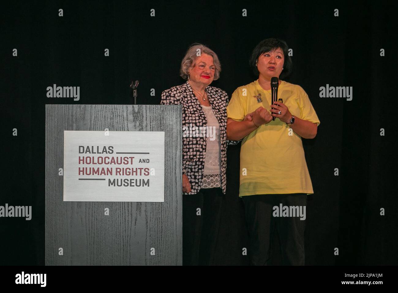 (220816) -- DALLAS, 16. August 2022 (Xinhua) -- die Holocaust-Überlebende Rosian Zerner (R) und Sinmin Pak, Gründerin und Präsidentin von Unforgotten Butterflies, nehmen an einer Veranstaltung zum sechsten Internationalen Gedenktag für "Komfortfrauen" in Dallas, Texas, USA, am 14. August 2022 Teil. Anlässlich des sechsten Internationalen Gedenktages für „Komfortfrauen“ in Dallas wurden am Sonntag eine Filmvorführung, eine Kunstausstellung, ein Friedens- und Justizspaziergang und eine Kerzenlichtmahnwache abgehalten. ZUM ARTIKEL „Feature: Unfinished Story, Unforgettable Pain of WWII“ (Foto: Xin Jin/X Stockfoto