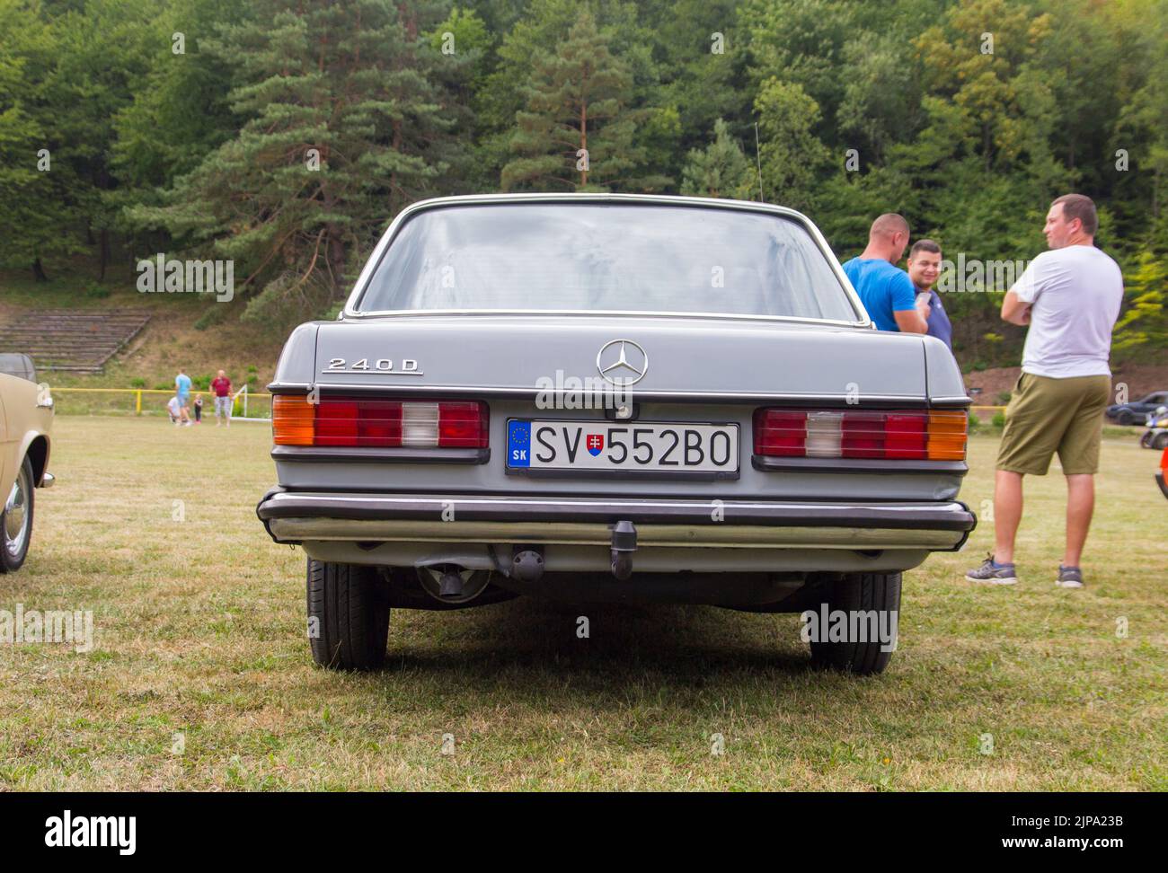Mercedes 240d, W123, altes restauriertes Auto beim Oldtimer-Treffen in der Slowakei Stockfoto