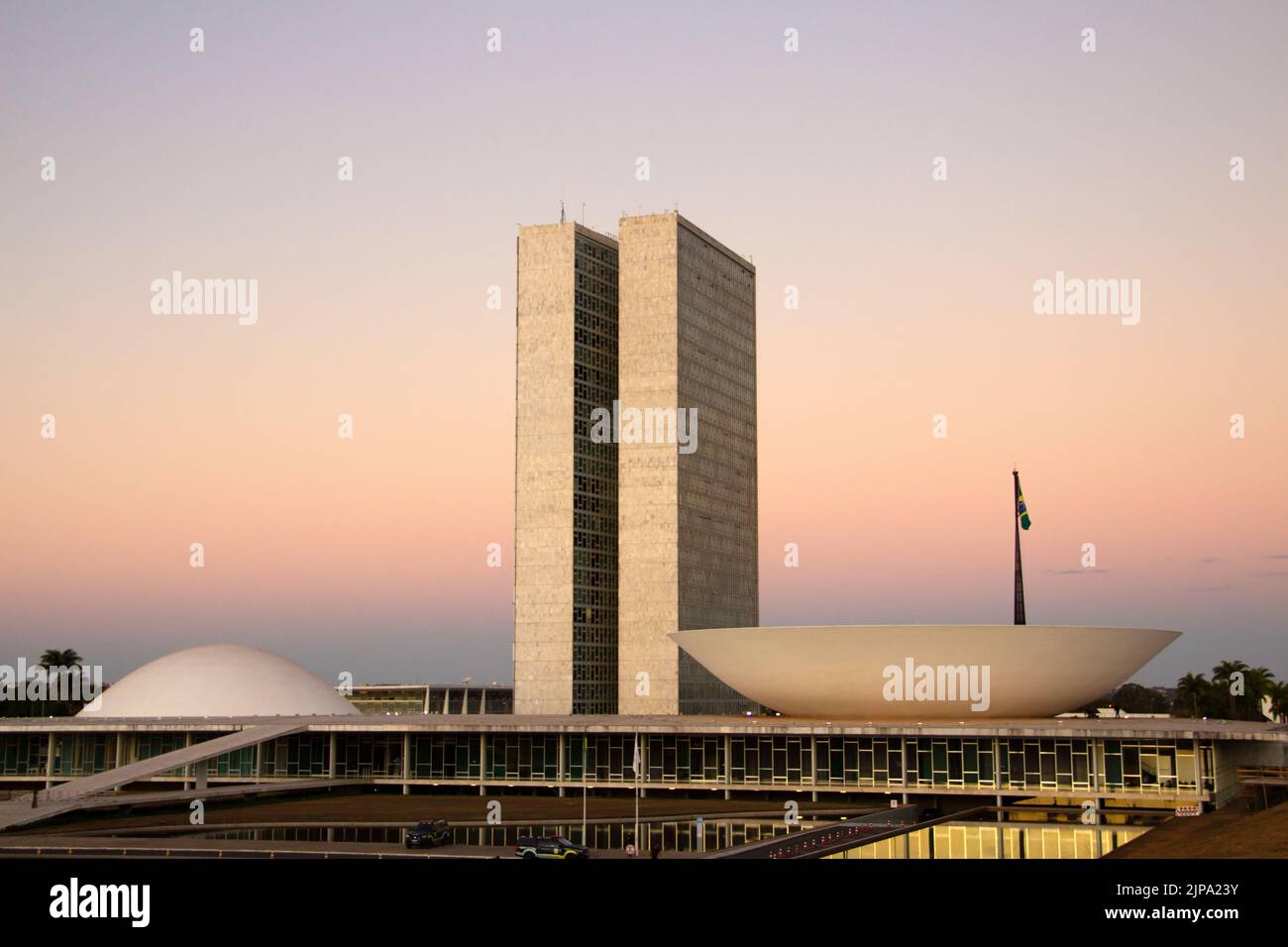 Brasília, Bundesdistrikt, Brasilien – 23. Juli 2022: Der Nationalkongress von Brasília mit dem Licht des Sonnenuntergangs am späten Nachmittag. Stockfoto