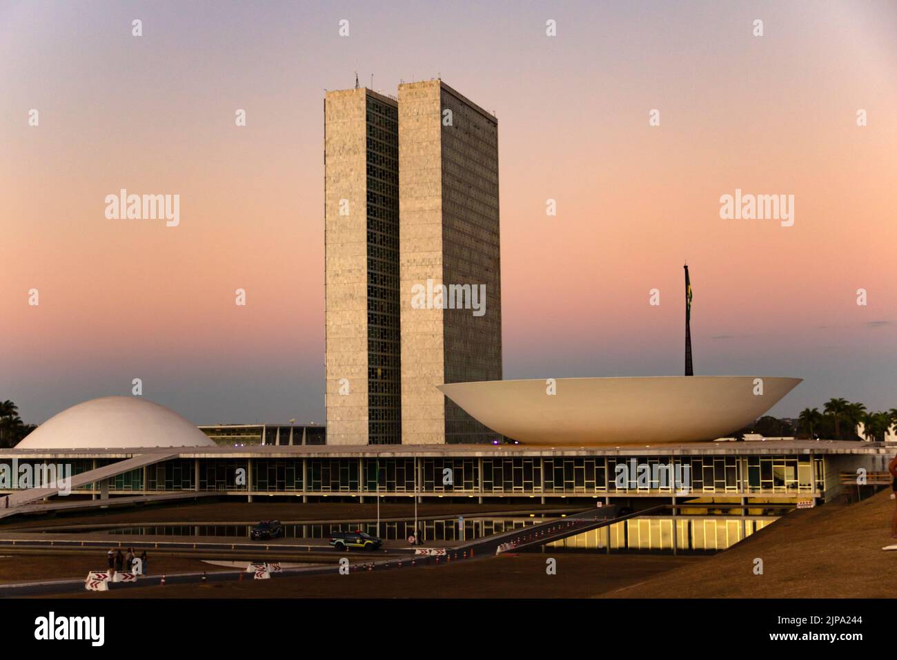 Brasília, Bundesdistrikt, Brasilien – 23. Juli 2022: Der Nationalkongress von Brasília mit dem Licht des Sonnenuntergangs am späten Nachmittag. Stockfoto