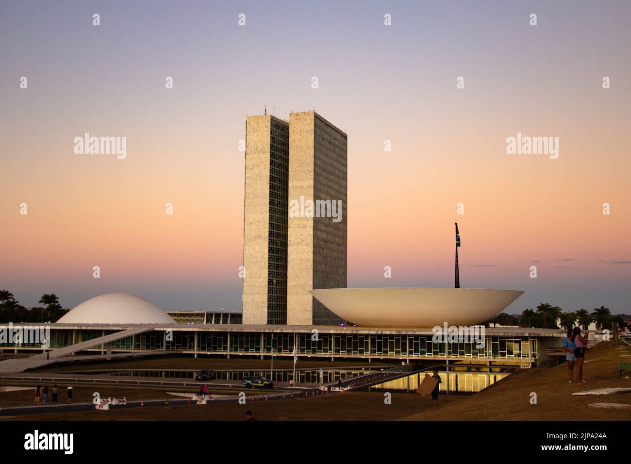 Brasília, Bundesdistrikt, Brasilien – 23. Juli 2022: Der Nationalkongress von Brasília mit dem Licht des Sonnenuntergangs am späten Nachmittag. Stockfoto