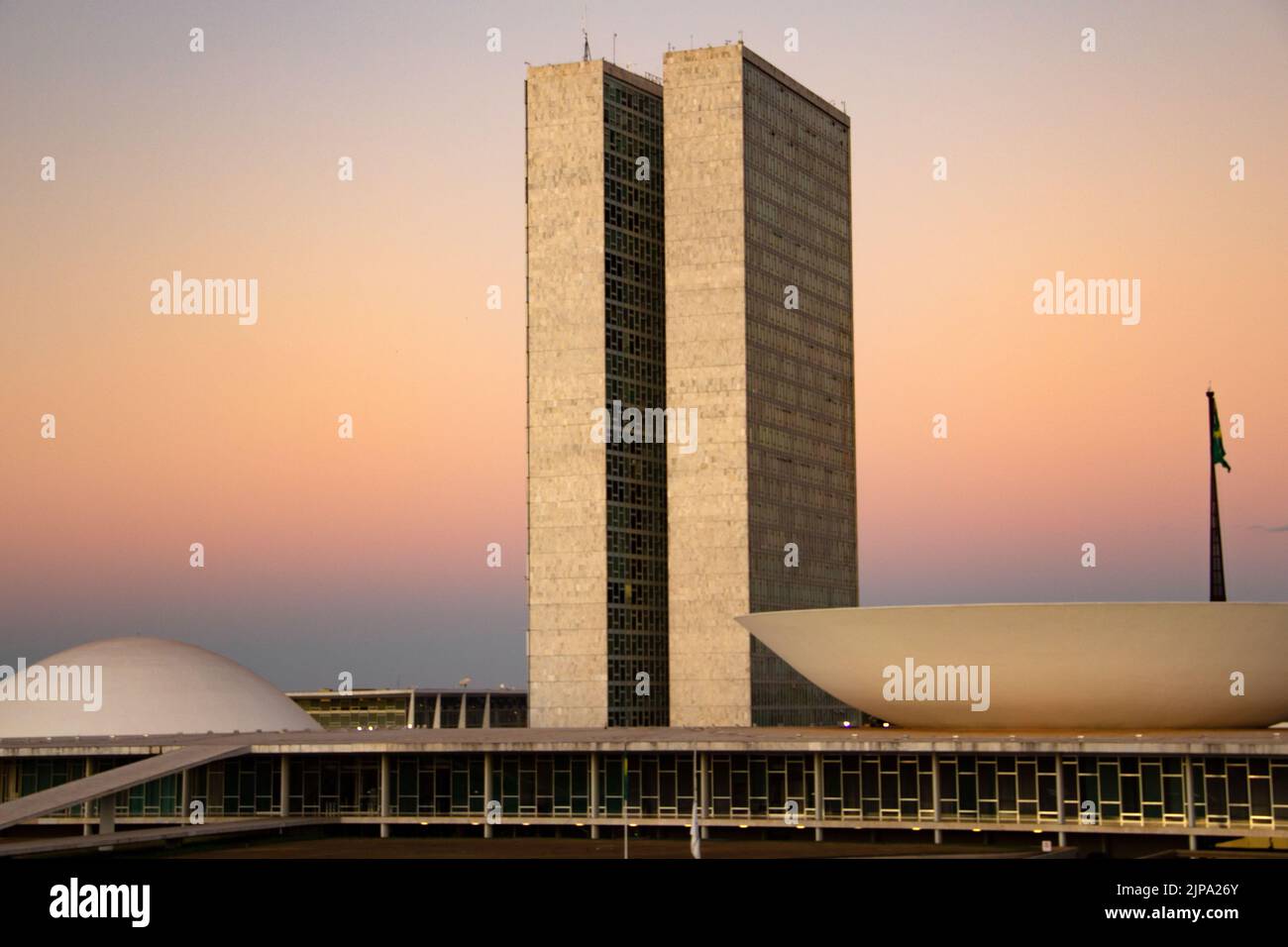 Brasília, Bundesdistrikt, Brasilien – 23. Juli 2022: Der Nationalkongress von Brasília mit dem Licht des Sonnenuntergangs am späten Nachmittag. Stockfoto