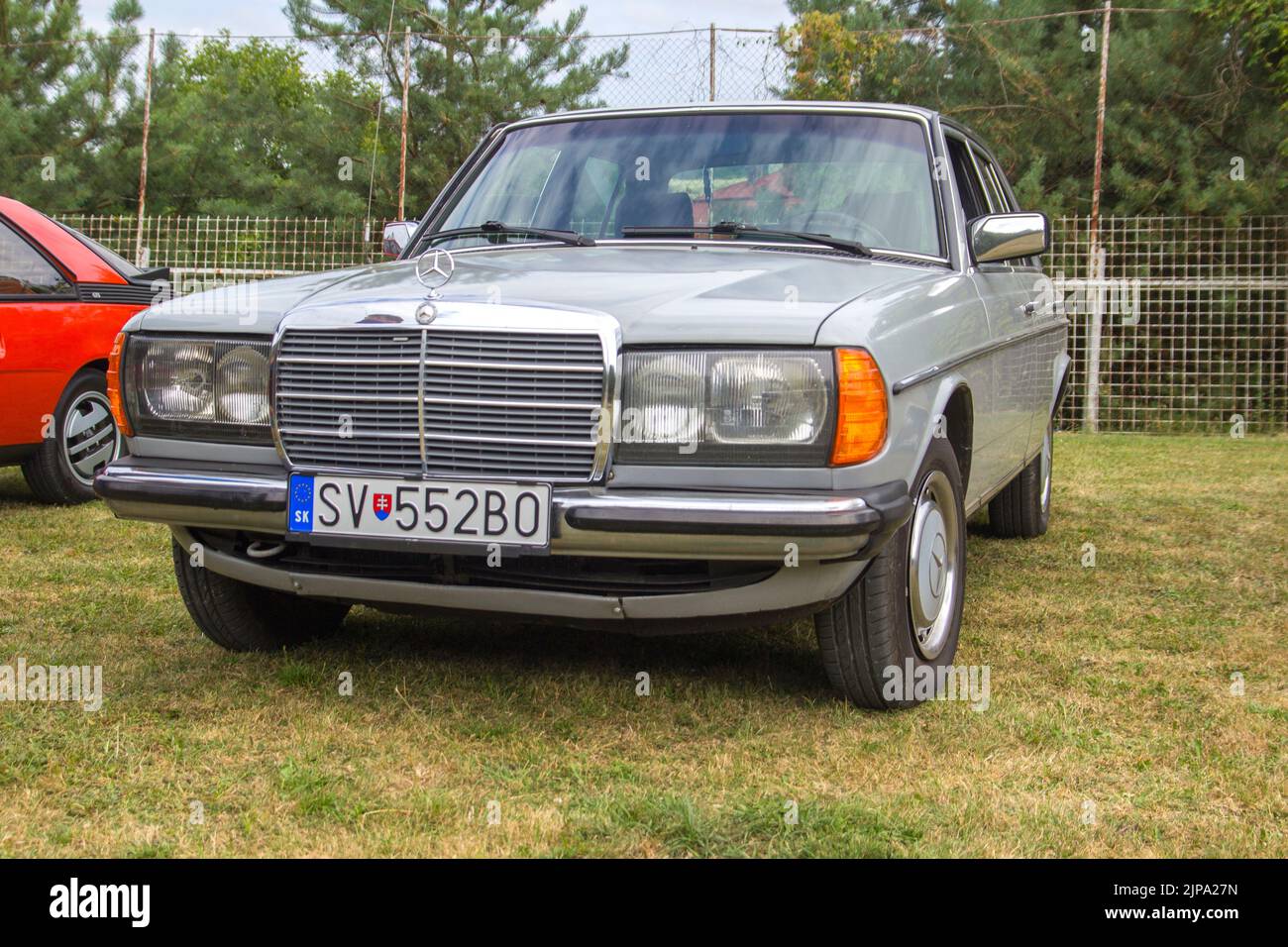 Mercedes 240d, W123, altes restauriertes Auto beim Oldtimer-Treffen in der Slowakei Stockfoto