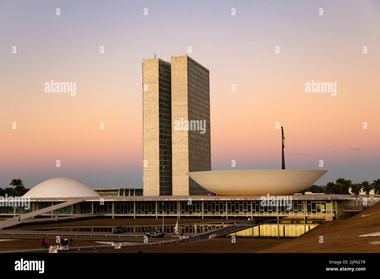 Brasília, Bundesdistrikt, Brasilien – 23. Juli 2022: Der Nationalkongress von Brasília mit dem Licht des Sonnenuntergangs am späten Nachmittag. Stockfoto