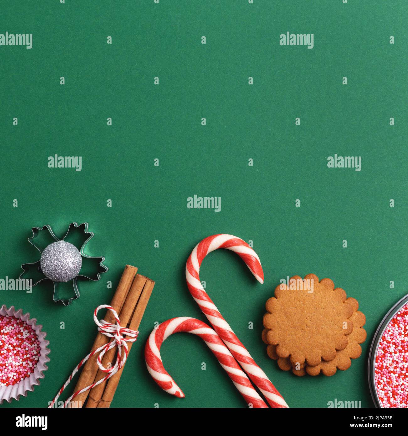Weihnachten Urlaub grün quadratischen Hintergrund mit leerem Raum. Kekse, Süßigkeiten, Cupcake bestreut von oben. Stockfoto