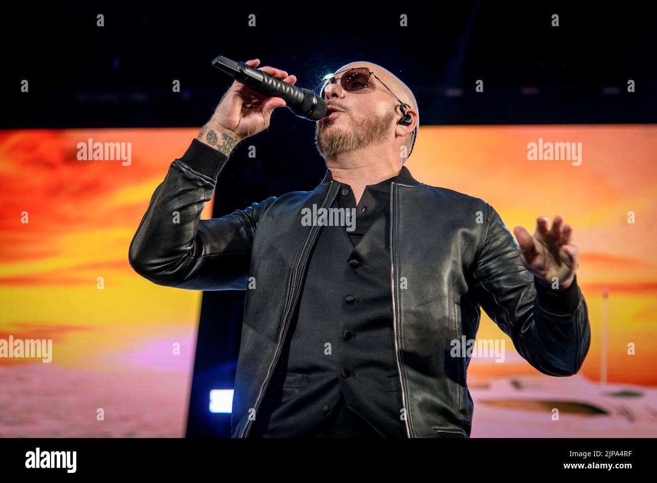 13. August 2022, Toronto, Ontario, Kanada: Der US-amerikanische Rapper und Sänger Armando Christian Pérez, professionell bekannt unter seinem Künstlernamen Pitbull, spielte eine ausverkaufte Show auf der Budweiser Stage in Toronto. Im Bild: PITBULL (Bild: © Angel Marchini/ZUMA Press Wire) Stockfoto
