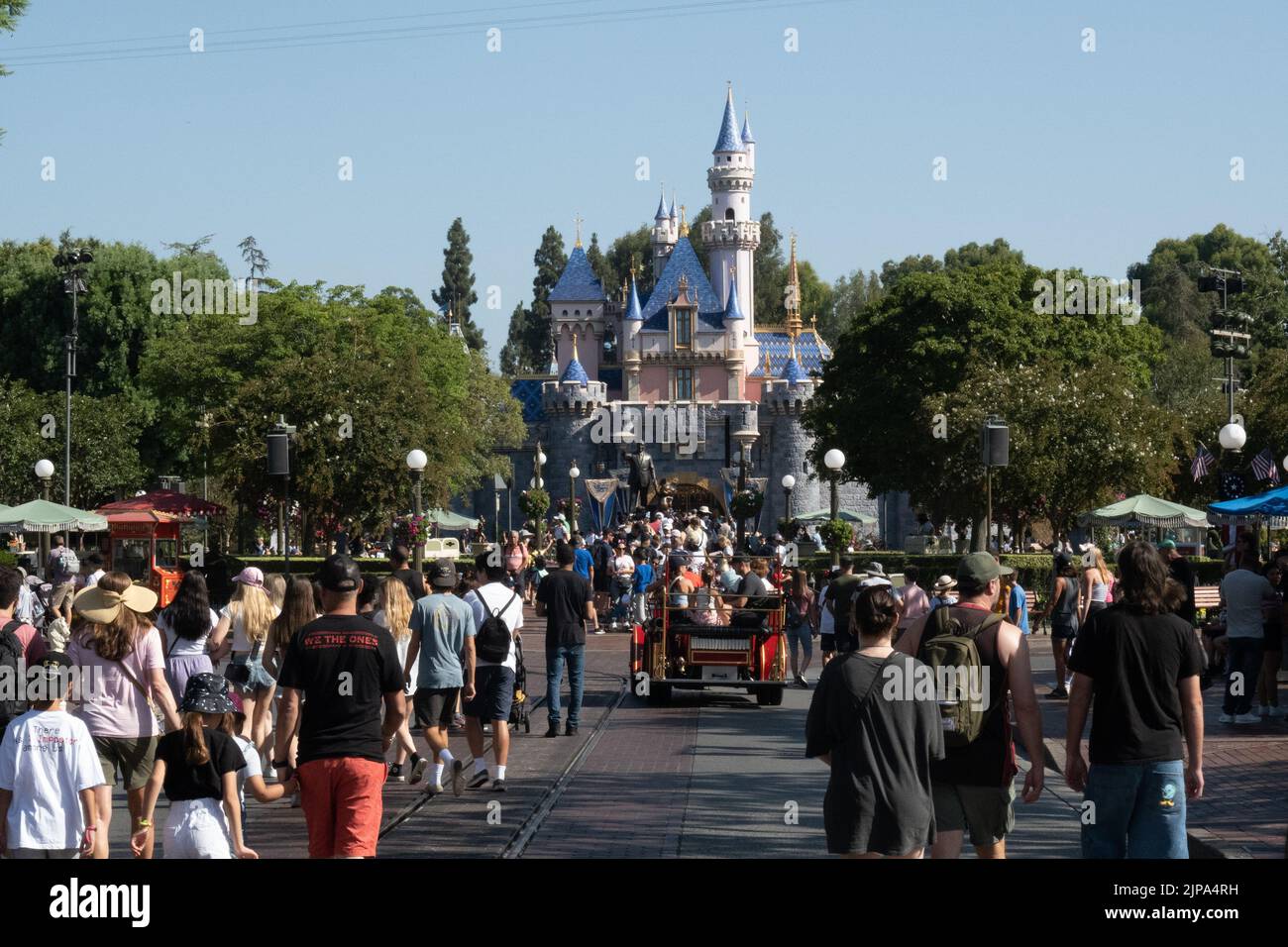 Anaheim, Kalifornien, USA. 16. August 2022. Sleeping Beauty Castle in Disneyland am 15. August 2022, als das Disneyland Resort von Walt Disney Co. In Kalifornien die jährlichen Passverkäufe wieder aufsetzt, mit zusätzlichen Vergünstigungen für Kunden, die bereit sind, die hohen Gebühren zu bezahlen. Bestehende Passinhaber erhalten am Donnerstag die Möglichkeit, den neuen Inspire-Pass zu Preisen bis zu $1.599 zu verlängern. Es beinhaltet kostenloses Parken und einen Rabatt von 20 % auf einige Waren in den Parks, aber kommt mit ein paar Tagen um die Feiertage im Dezember, wenn der Pass nicht verwendet werden kann. Es ersetzt einen Pass namens Dream Key, der $1.399 kostet Stockfoto