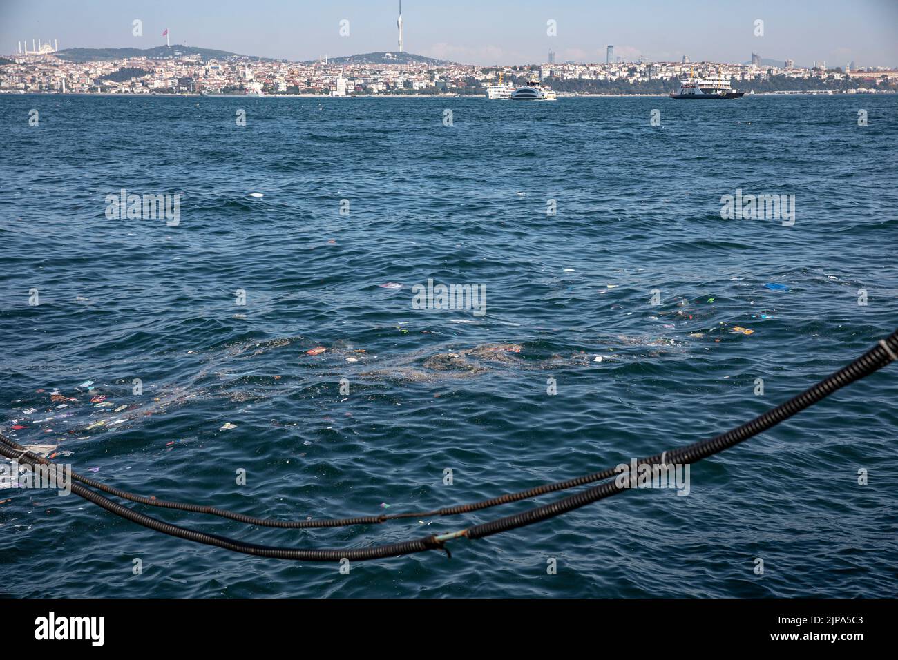 Nach heftigem Regen und einem Sturm in Istanbul schwebt auf der Meeresoberfläche im und um den Pier von Karakoy City Lines herum Einweg-Plastikmüll. Stockfoto
