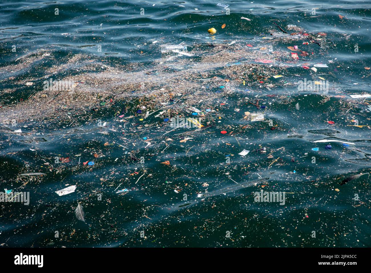 Nach heftigem Regen und einem Sturm in Istanbul schwebt auf der Meeresoberfläche im und um den Pier von Karakoy City Lines herum Einweg-Plastikmüll. Stockfoto