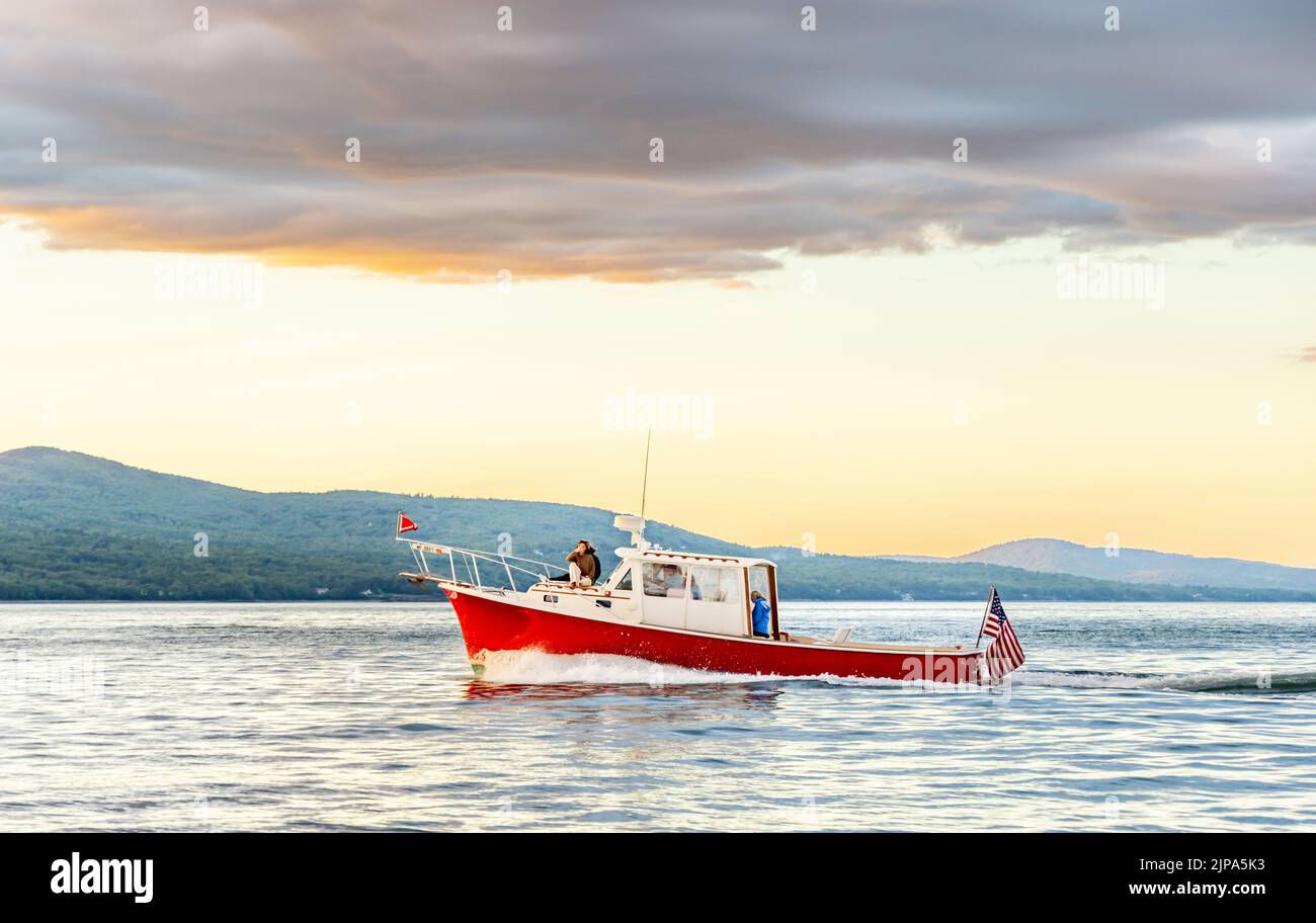 Kleines Fischerboot, das in Camden Harbour einfährt Stockfoto