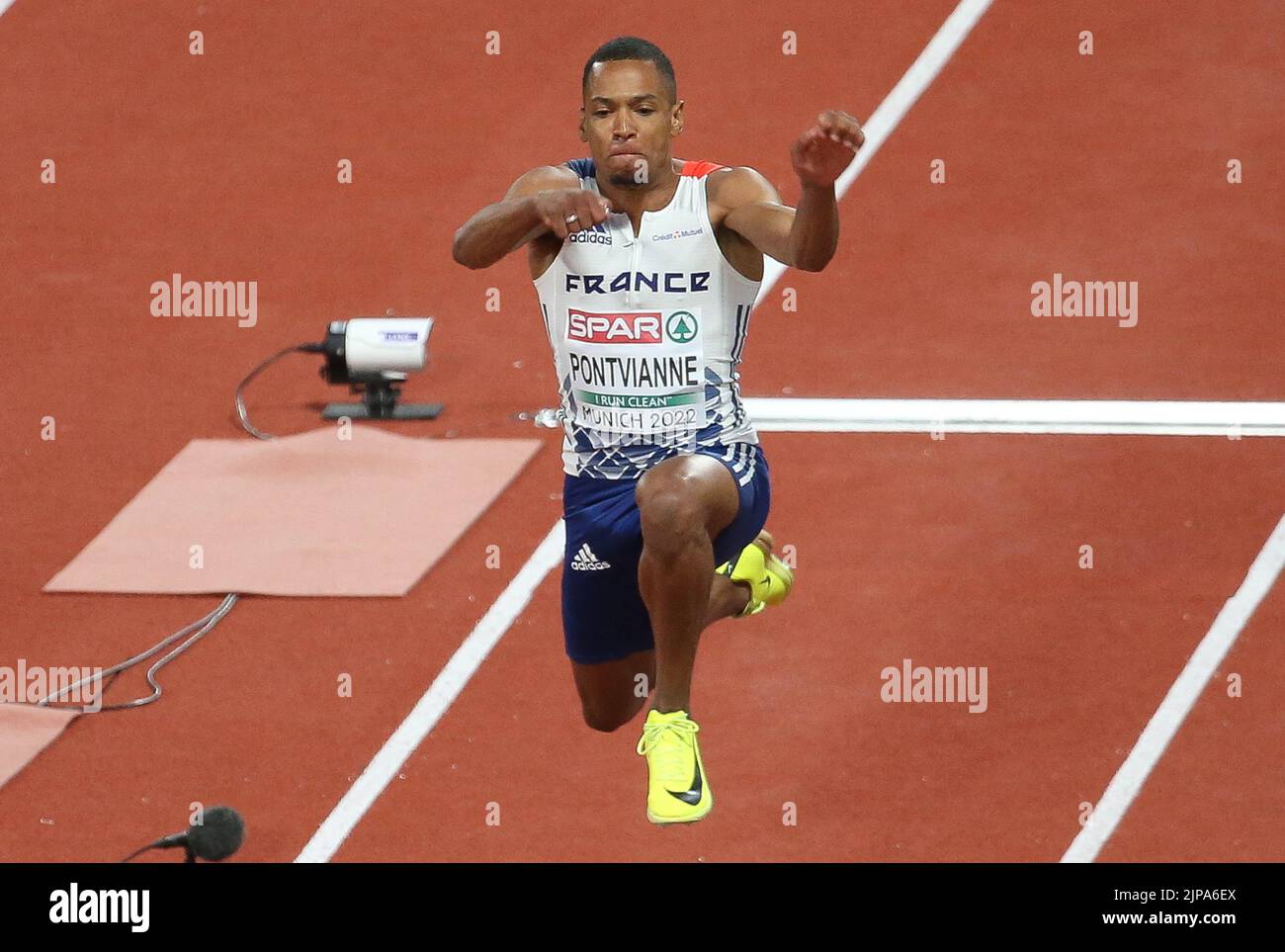 JeanMarc Pontvianne aus Frankreich beim LeichtathletikDreisprung der