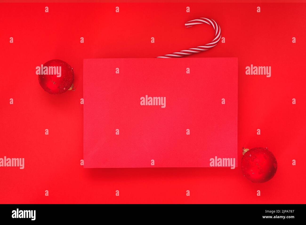 Leerer roter Hintergrund und leeres Weihnachtspapier mit roten Kugeln auf rotem Hintergrund. Minimalkonzept. Werbevorlage. Draufsicht, Platz für te Stockfoto