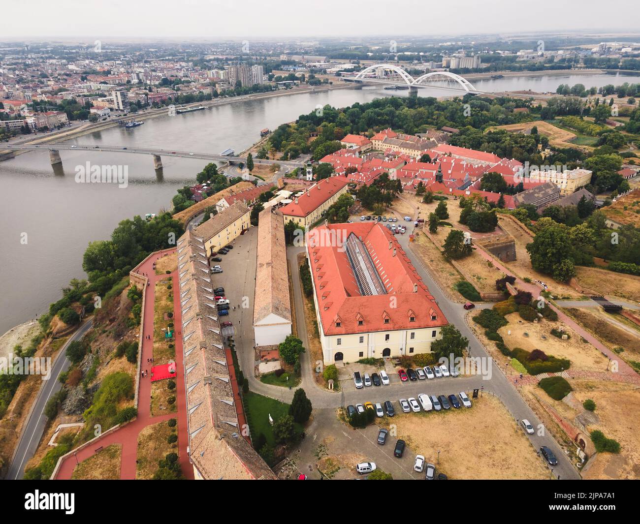 Novi Sad, Petrovaradin Festung und Donau, Luftpanorama während Sonnenuntergang im Sommer Stockfoto