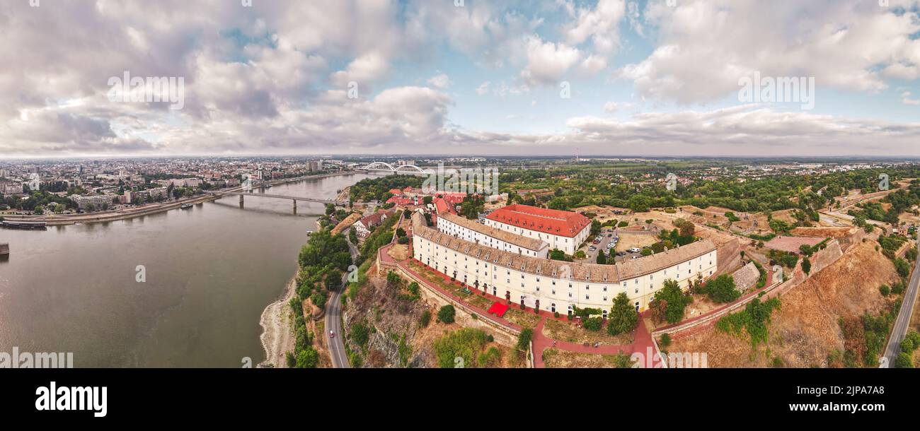 Novi Sad, Petrovaradin Festung und Donau, Luftpanorama während Sonnenuntergang im Sommer Stockfoto