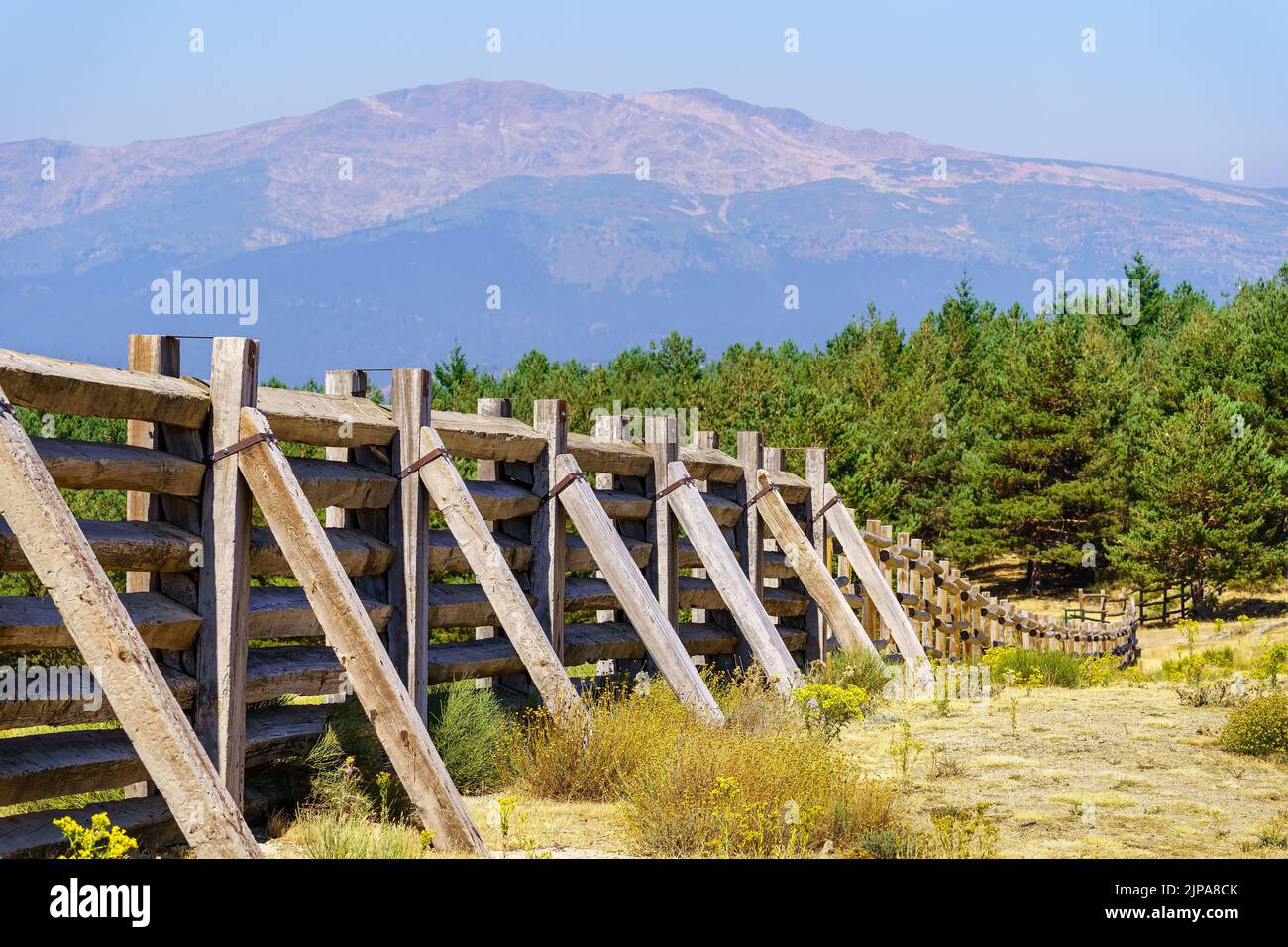 Holzzaun gegen den starken Wind, der von der Spitze des Berges in der Gemeinde Madrid, Spanien, herabkommt Stockfoto