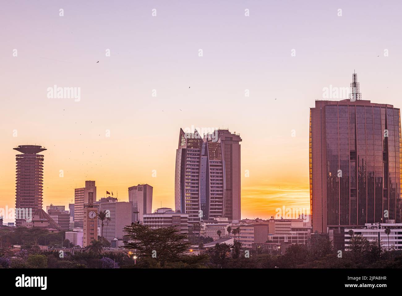 Nairobi City County Kenyas Hauptstadt Ostafrikas, moderne architektonische Hochhäuser Büros Skyline, Wolkenkratzer, Stadtansichten, magische Panorama SC Stockfoto