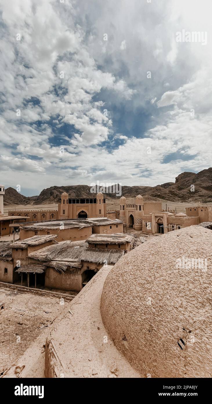 Alte Gebäude in einer alten Stadt in der Wüste im Sommer. Stockfoto