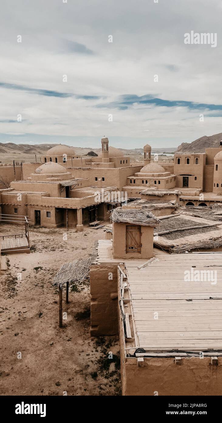 Alte Gebäude in einer alten Stadt in der Wüste im Sommer. Stockfoto