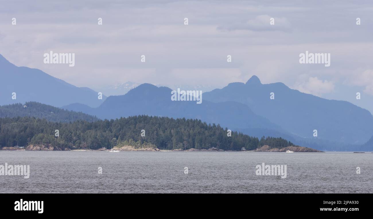 Howe Sound, Inseln und kanadische Berglandschaft Hintergrund. Stockfoto